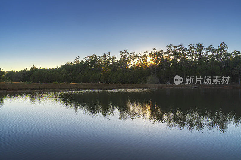 泰国清迈的Baan Wat Chan水库的景色，山脉和雾在早上